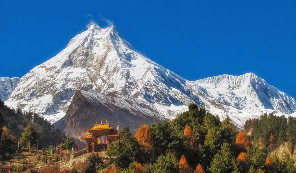 Views during the hike of Manaslu Circuit draw many beginner trekkers in this region