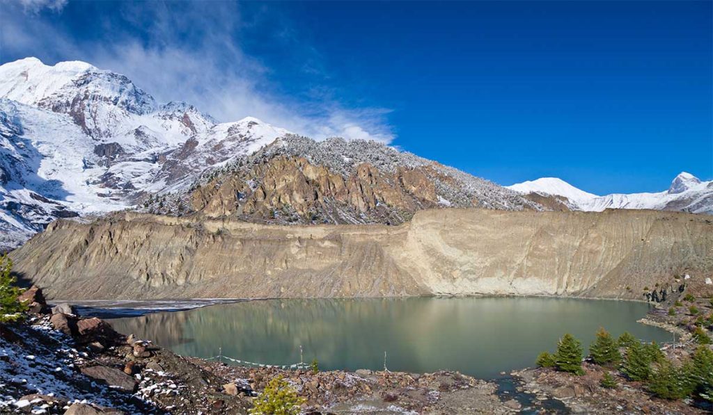 gangapurna lake himalaya