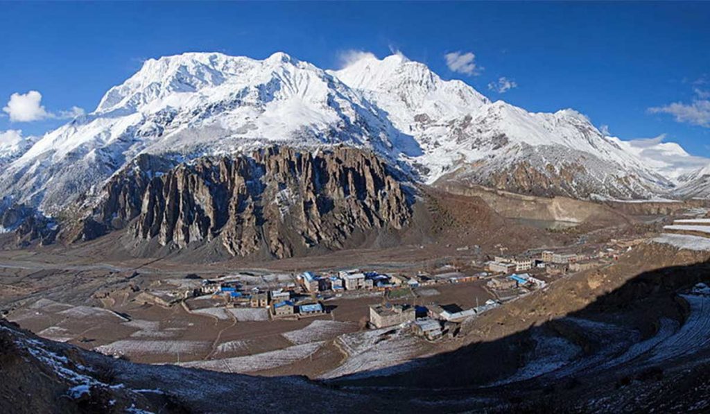 Dry high-altitude terrain near the Annapurna Circuit route